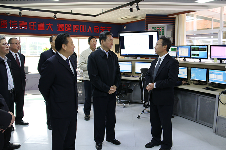 2交通運輸部部長李小鵬（右二）調(diào)研通信信息中心.png