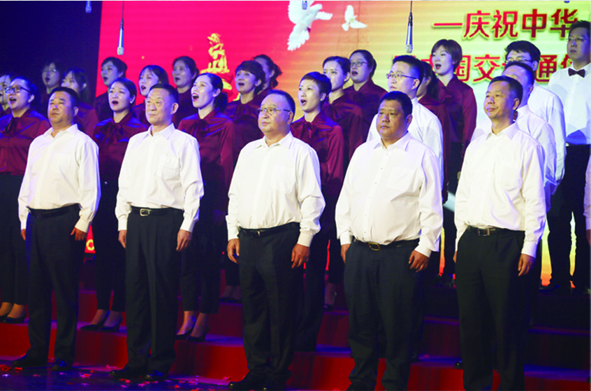 通信信息中心領(lǐng)導(dǎo)班子與職工合唱《我們走在大路上》。.jpg
