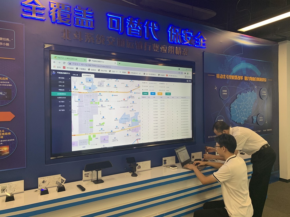 海南里程費改革項目產(chǎn)品研發(fā)工作人員調(diào)試終端設備。.jpg