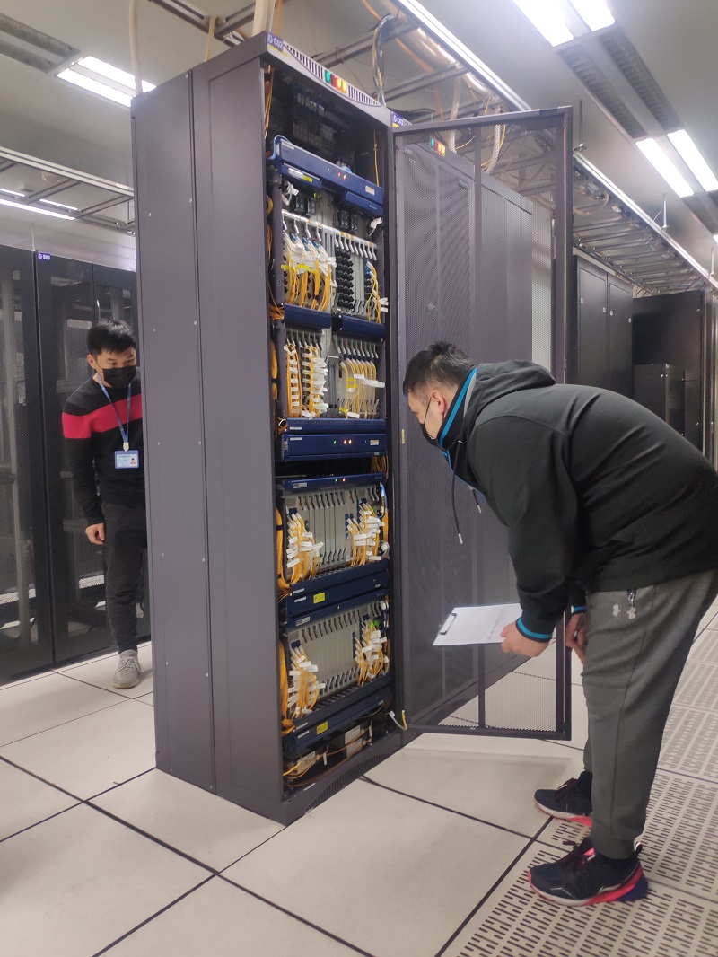 疫情防控期間，行業(yè)專網(wǎng)運(yùn)維人員在機(jī)房巡檢。.jpg