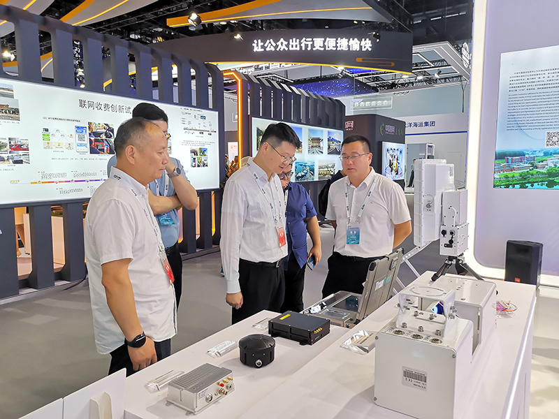 4. 與會嘉賓參觀中心展臺.jpg